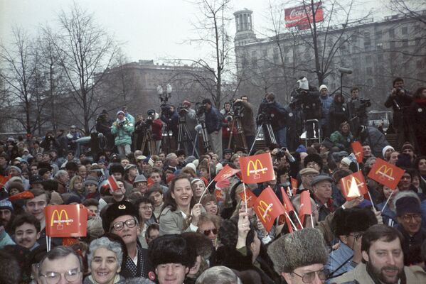 People waiting near McDonald's during the opening ceremony of the first restaurant in the USSR. - Sputnik International