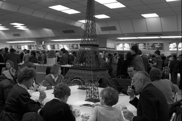 The so-called European seating area of the first McDonald's in the USSR with a replica of the Eiffel Tower in the centre. - Sputnik International