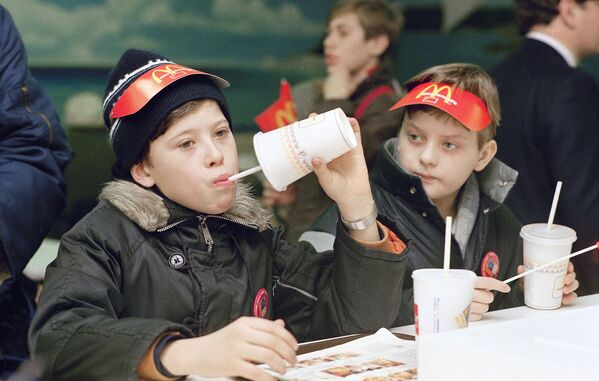 Young Muscovites check out a new flavour sensation in the Soviet Union: hamburgers and soft drinks in Moscow on 31 January 1990.  - Sputnik International