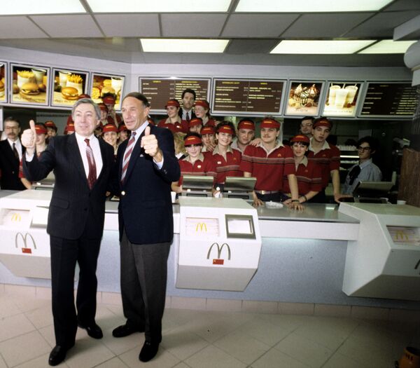 Vladimir Malushkov (left), head and chairman of the board of directors of the joint USSR-Canadian office of McDonald's and George Cohon (right), founder and senior chairman of the joint USSR-Canadian office of McDonald's. - Sputnik International