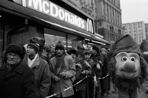 People queueing on Pushkinskaya Square in front of the first McDonald’s to open in Moscow. - Sputnik International