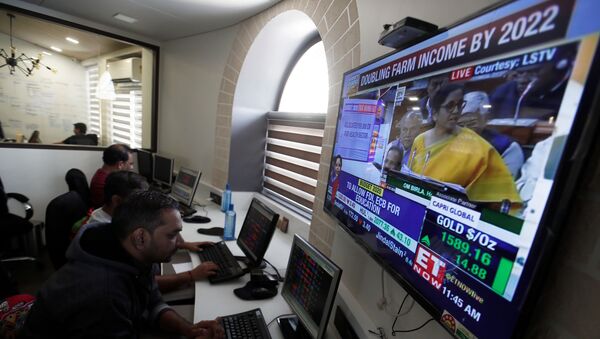 Brokers work at their computer terminal at a stock brokerage firm in Mumbai - Sputnik International