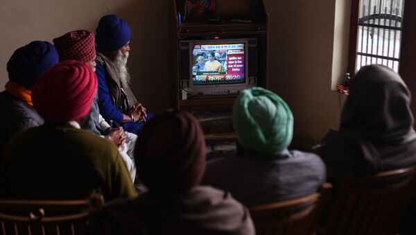Farmers watch a news channel broadcasting India's Finance Minister Nirmala Sitharaman (C on screen) presenting the 2020 union budget, at a village on the outskirts of Amritsar on February 1, 2020.  - Sputnik International