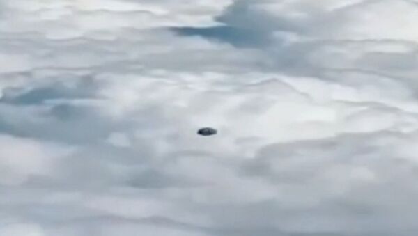 Cube-shaped UFO spotted over Medellin, Colombia  - Sputnik International