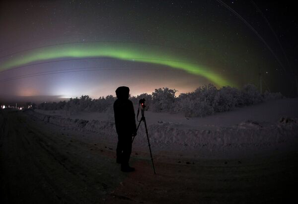 A man is photographing the northern lights in Murmansk Region, Russia. - Sputnik International