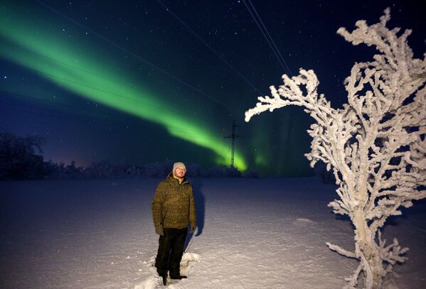 A man is observing the northern lights in Murmansk Region, Russia. - Sputnik International