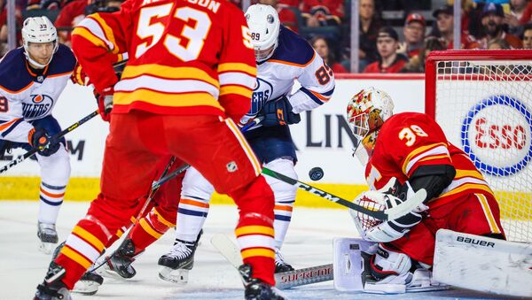 Calgary Flames Goaltender Cam Talbot Makes Save Against Edmonton Oilers During 2nd Period at Scotiabank Saddledome - Sputnik International
