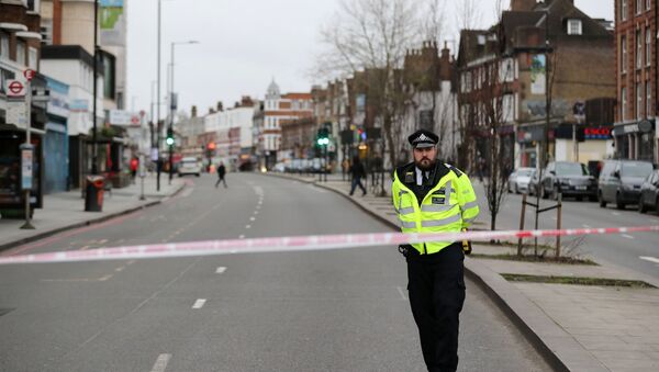 UK Police Officer Stands Next to Stabbing Incident Site in Streatham, South London - Sputnik International