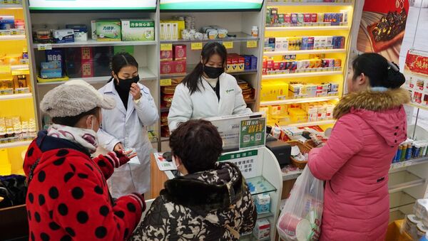 Staff sell masks at a Yifeng Pharmacy in Wuhan, Chin - Sputnik International
