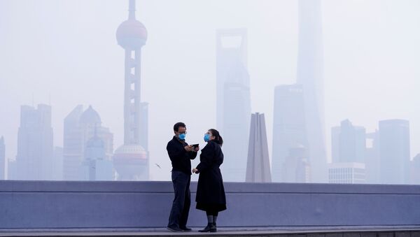 People Wearing Masks in Front of Financial District in Shanghai - Sputnik International
