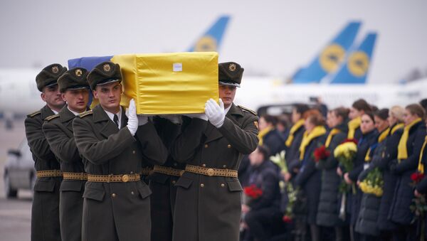 Soldiers carry a coffin containing the remains of one of the eleven Ukrainian victims of the Ukraine International Airlines flight 752 plane disaster during a memorial ceremony at the Boryspil International Airport, outside Kiev, Ukraine January 19, 2020 - Sputnik International