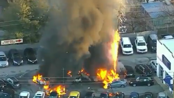 Massive Fire Erupts, Consumes Multiple Cars at US Repair Center - Sputnik International