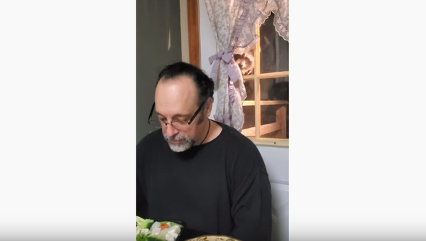 Got Any for Me? Sweet Raccoon Snoops Through Window as Family Eats Dinner - Sputnik International