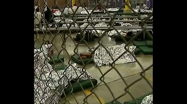 Mike Bloomberg Uses Obama-Era Photo of Detained Migrants to Slam Trump - Sputnik International