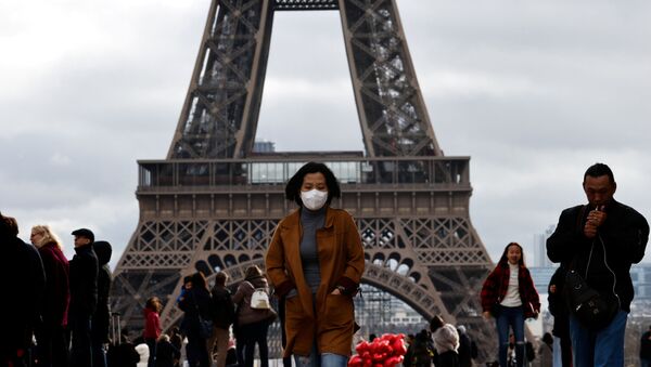 Woman in Protective Mask in Front of Eiffel Tower in Paris - Sputnik International
