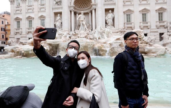 Viral Trend Amid Viral Outbreak: Travellers Take Pictures in Tourist Destinations Wearing Face Masks - Sputnik International