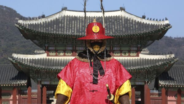 An Imperial guard wearing a face mask stands outside the Gyeongbok Palace, the main royal palace during the Joseon Dynasty in Seoul, South Korea, Monday, Feb. 3, 2020 - Sputnik International
