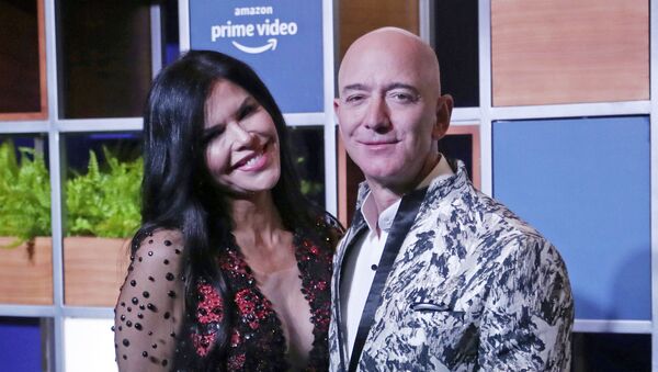  Amazon CEO Jeff Bezos, right and his girlfriend Lauren Sanchez poses for photographs during a blue carpet event organized by Amazon Prime Video in Mumbai - Sputnik International