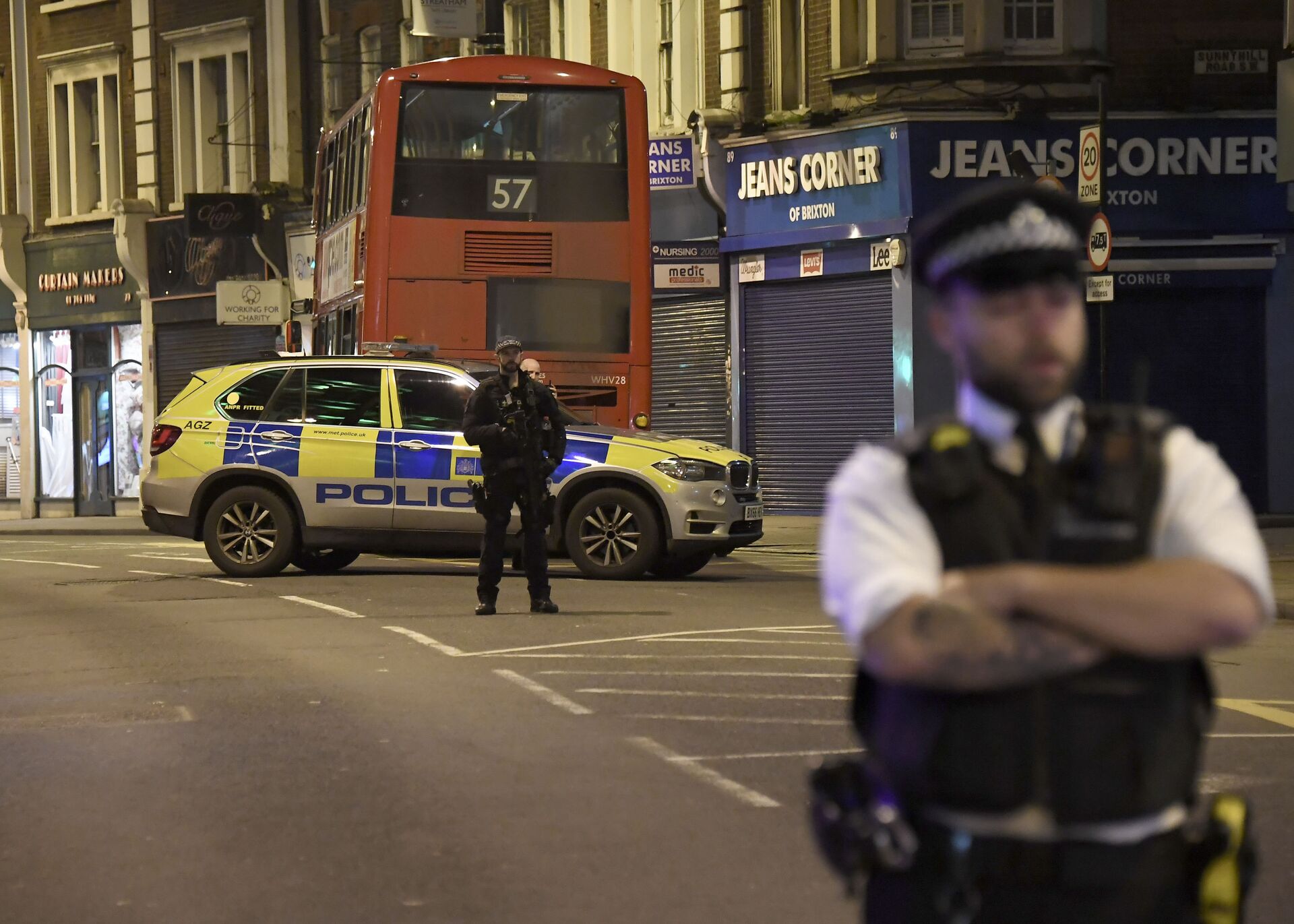 A police officer stands guard near the scene after a stabbing incident in Streatham London, England, Sunday, Feb. 2, 2020 - Sputnik International, 1920, 07.09.2021