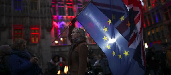 A woman holds up the Union and the European Union flags during an event called Brussels calling to celebrate the friendship between Belgium and Britain at the Grand Place in Brussels, Thursday, Jan. 30, 2020 - Sputnik International