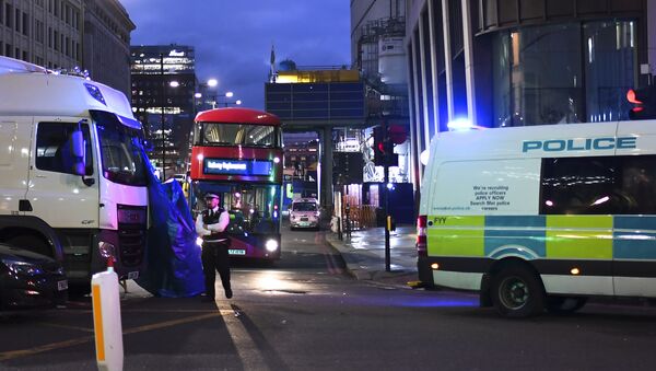 A bus is removed from from the scene at London Bridge in London, 1 December 2019, as police forensic work is completed following Friday's terror attack - Sputnik International