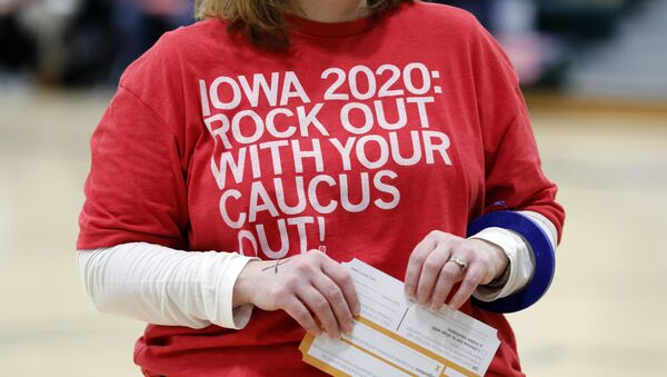 A local resident holds a Presidential Preference Card during an Iowa Democratic caucus at Hoover High School, Monday, Feb. 3, 2020, in Des Moines, Iowa. - Sputnik International