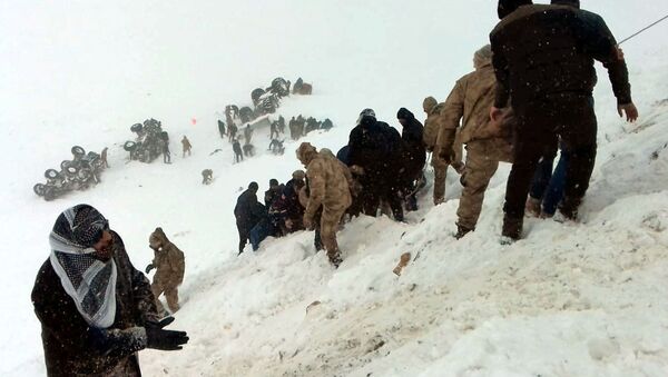 Turkish soldiers and locals try to rescue people trapped under avalanche in Bahcesaray in Van province, Turkey, February 5, 2020. Ihlas News Agency (IHA) via REUTERS ATTENTION EDITORS - THIS PICTURE WAS PROVIDED BY A THIRD PARTY. NO RESALES. NO ARCHIVE. TURKEY OUT. - Sputnik International