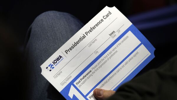 A caucus goer seated in the section for Democratic presidential candidate Sen. Elizabeth Warren, D-Mass., holds their Presidential Preference Card at the Knapp Center on the Drake University campus in Des Moines, Iowa, Monday, Feb. 3, 2020. - Sputnik International