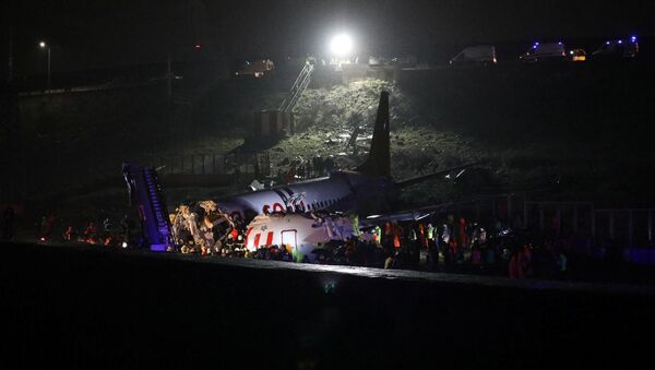 Firefighters and rescue teams are seen next to the wreckage of a plane after it crashed at Sabiha Gokcen airport in Istanbul, Turkey, February 5, 2020. REUTERS/Stringer - Sputnik International