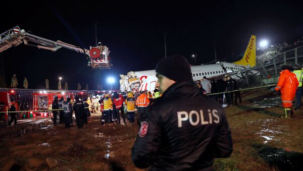A police officer at Istanbul's Sabiha Gokcen airport, Turkey - Sputnik International