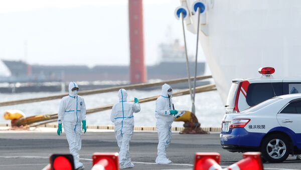 Workers wearing protective gear at Daikoku Pier Cruise Terminal in Yokohama, south of Tokyo, Japan - Sputnik International
