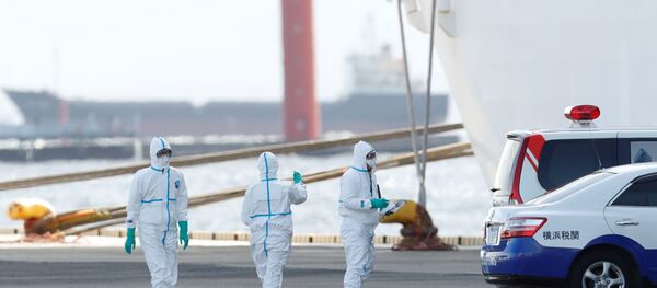 Workers wearing protective gear at Daikoku Pier Cruise Terminal in Yokohama, south of Tokyo, Japan - Sputnik International