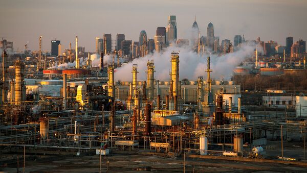  The Philadelphia Energy Solutions oil refinery is seen at sunset in front of the Philadelphia skyline March 24, 2014. Picture taken March 24, 2014 - Sputnik International