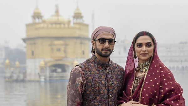 Bollywood actress Deepika Padukone (R) and her husband, actor Ranveer Singh, celebrate their one-year wedding anniversary with a trip to the Golden Temple in Amritsar on 15 November 2019.  - Sputnik International