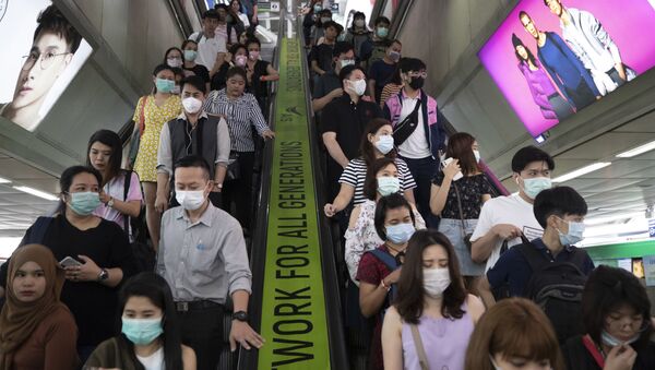 Commuters wear face masks to protect themselves from new virus at the skytrain station in Bangkok, Thailand, Friday, Feb. 7, 2020. - Sputnik International