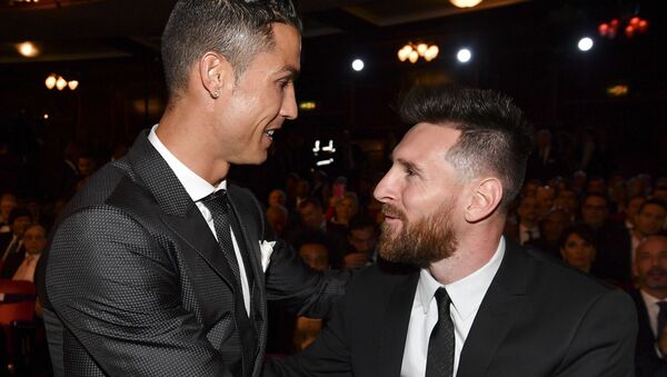 Nominees for the Best FIFA football player, Barcelona and Argentina forward Lionel Messi (R) and Real Madrid and Portugal forward Cristiano Ronaldo (L) chat before taking their seats for The Best FIFA Football Awards ceremony, on October 23, 2017 in London - Sputnik International