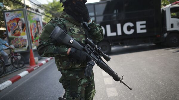 An Armed Thai Soldier Stands in Front of a Police Truck in Bangkok, Thailand - Sputnik International