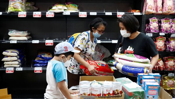 People Stock up on Rice at a Supermarket in Singapore - Sputnik International