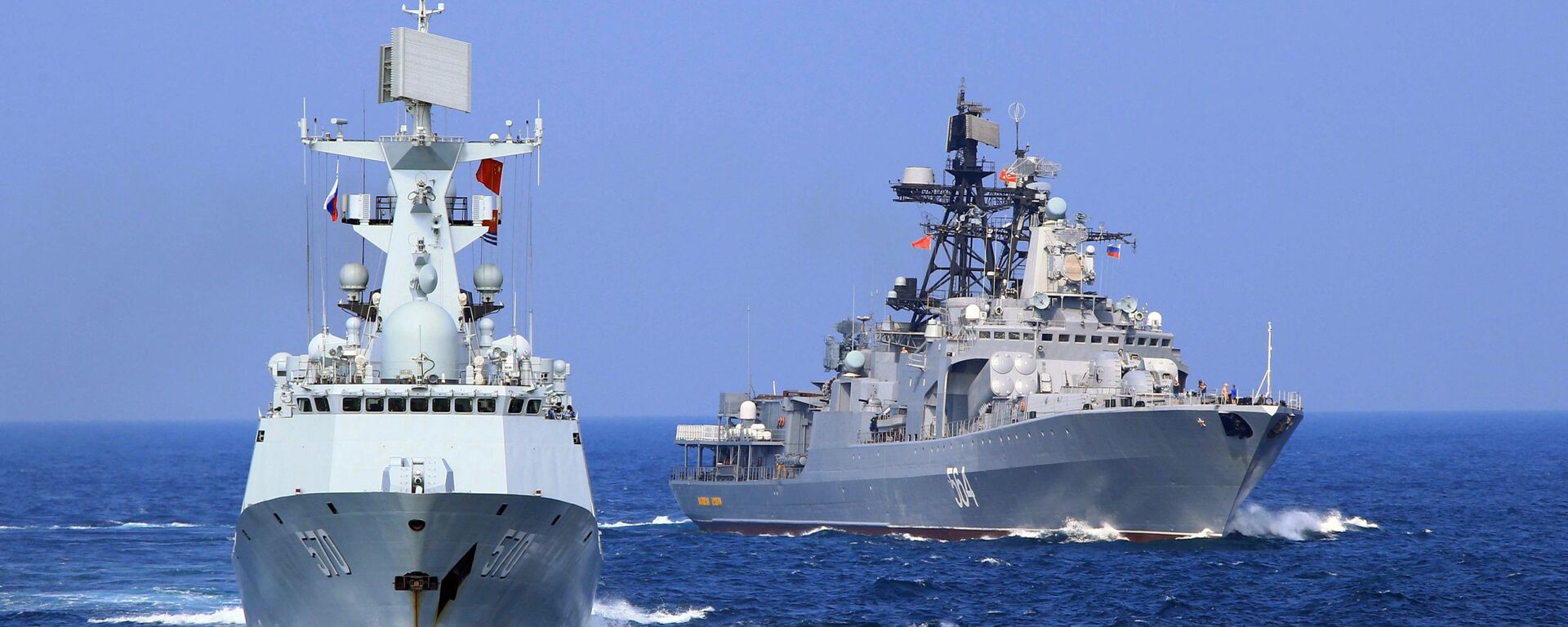 In this Friday, Sept. 16, 2016 photo released by Xinhua News Agency, Chinese Navy frigate Huangshan, left, and Russian Navy antisubmarine ship Admiral Tributs take part in a joint naval drill at sea off south China's Guangdong Province.  - Sputnik International, 1920, 12.10.2022