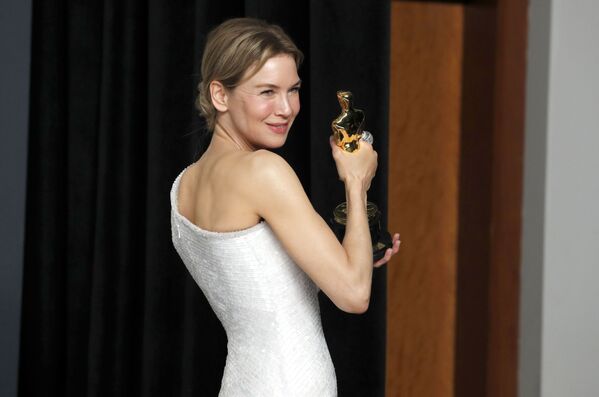 Renee Zellweger poses with her Oscar for Best Actress in Judy in the photo room during the 92nd Academy Awards in Hollywood, Los Angeles, California on 9 February 2020.  - Sputnik International