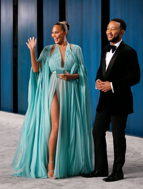 Model Chrissy Teigan and singer John Legend attend the Vanity Fair Oscar party in Beverly Hills following the 92nd Academy Awards, in Los Angeles, California on 9 February 2020.      - Sputnik International