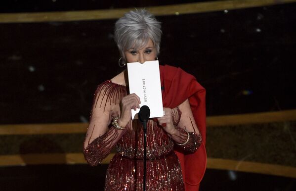 Jane Fonda presents the award for Best Picture at the Oscars on Sunday, 9 February 2020 at the Dolby Theatre in Los Angeles. - Sputnik International