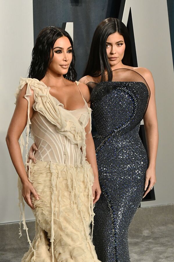 Kim Kardashian and Kylie Jenner (R) attend the 2020 Vanity Fair Oscar Party hosted by Radhika Jones at the Wallis Annenberg Center for the Performing Arts on 9 February 2020 in Beverly Hills, California.      - Sputnik International