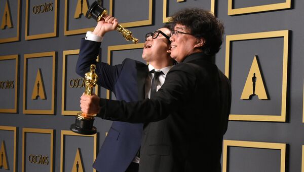 Parasite writers Han Jin-won (L) and Bong Joon-ho pose in the press room with the Oscars for Parasite during the 92nd Oscars at the Dolby Theater in Hollywood, California on February 9, 2020. - Bong Joon-ho won for Best Director, Best Movie, Best International Feature Film and Best Original Screenplay for Parasite.  - Sputnik International