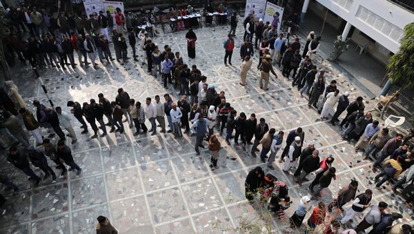 Voters stand in queues as they wait to cast their vote outside a polling booth during the state assembly election, in Shaheen Bagh, New Delhi, India, February 8, 2020. - Sputnik International