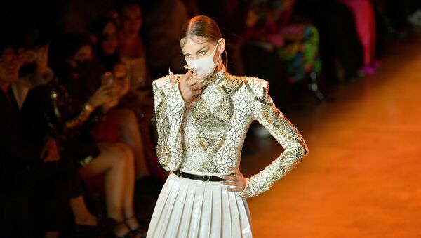 A model wearing a Pitta Mask walks the runway for The Blonds during New York Fashion Week. - Sputnik International
