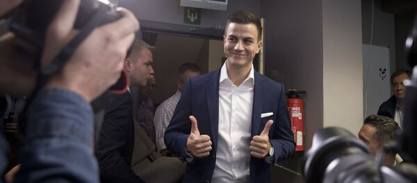 Far-right frontman and founder of Schild en Vrienden, Dries Van Langenhove gives the thumbs up as he arrives for a media conference of the far right Vlaams Belang Party in Brussels, Monday, May 27, 2019 - Sputnik International