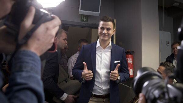 Far-right frontman and founder of Schild en Vrienden, Dries Van Langenhove gives the thumbs up as he arrives for a media conference of the far right Vlaams Belang Party in Brussels, Monday, May 27, 2019 - Sputnik International