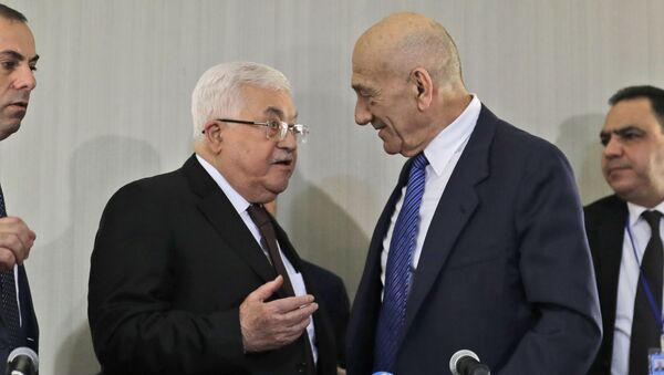 Palestinian President Mahmoud Abbas, left, speaks with former Israeli Prime Minister Ehud Olmert after a news conference in New York - Sputnik International
