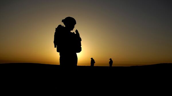 U.S. Army Soldier silhouette on mission in Iraq - Sputnik International